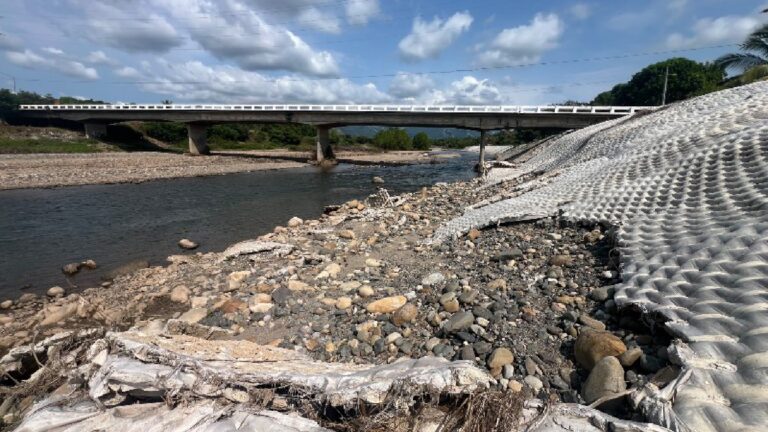 Pobladores de Petatlán piden a Conagua una reparación urgente del borde del río para evitar desbordamiento