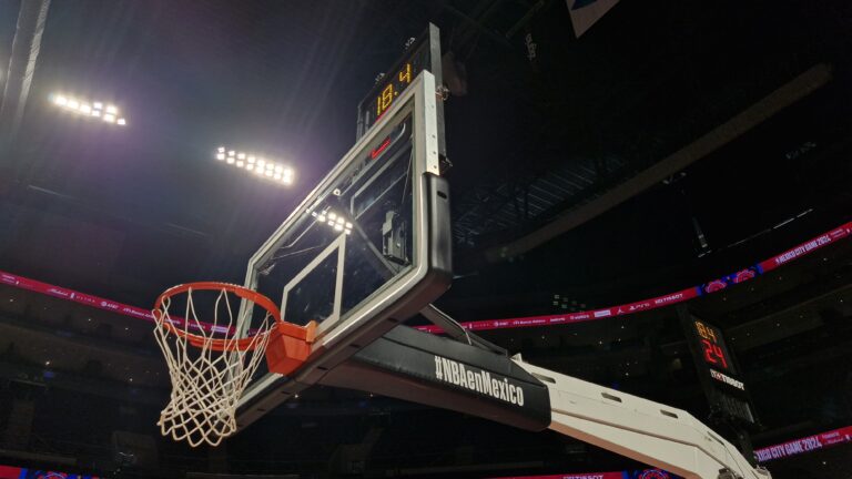 Canasta de basketball durante el NBA Mexico City Game. Foto: Edgar Flores/ACIR Deportes