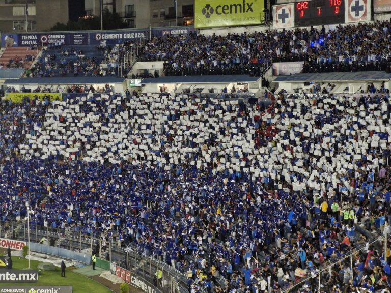 Aficionados de Cruz Azul realizando un mosaico previo a un partido. Foto: Edgar Flores/ACIR Deportes