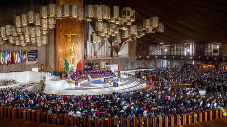 ¿Qué famosos le cantarán a la virgen este año?