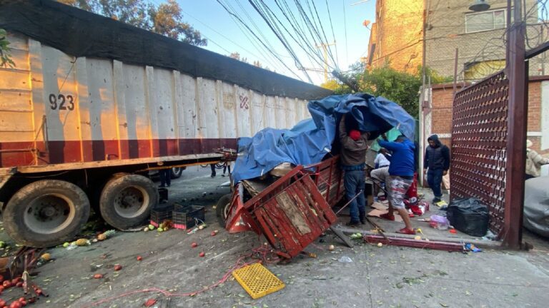 Camión de basura se queda sin frenos y causa estragos en Iztapalapa; hubo dos heridos