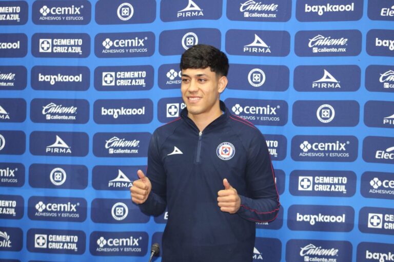 Omar Campos, jugador de Cruz Azul es presentado como refuerzo para el Clausura 2025. Foto: Gabriel Ayala/ACIR Deportes