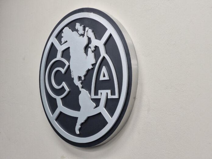 Escudo del Club América decora el campo de entrenamiento. Foto: Edgar Flores Escudo del Club América decora el campo de entrenamiento. Foto: Edgar Flores/ACIR Deportes