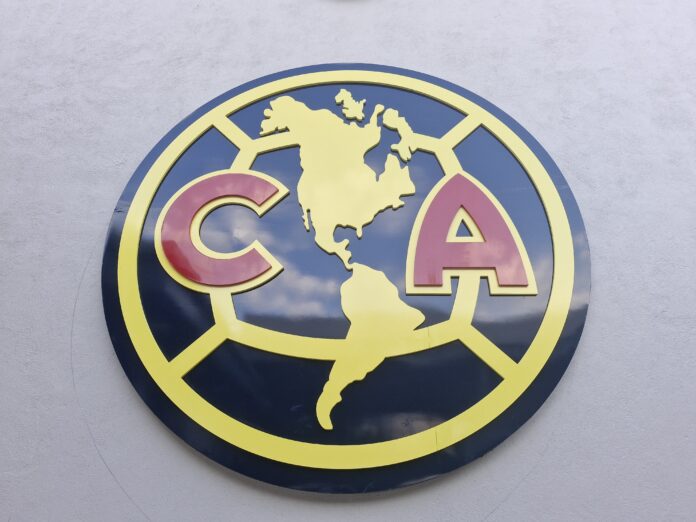 Escudo del Club América decora el campo de entrenamiento. Foto: Edgar Flores