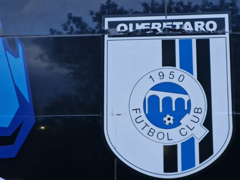 Escudo del Querétaro Fútbol Club. Foto: Edgar Flores/ACIR Deportes