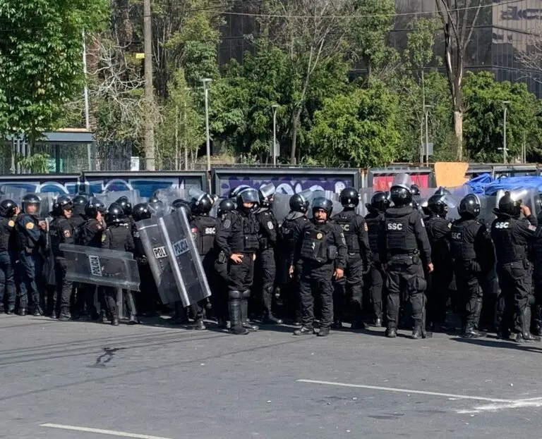 Encapsulan policías de la CDMX a comerciantes en Avenida Universidad tras operativo de la Benito Juárez