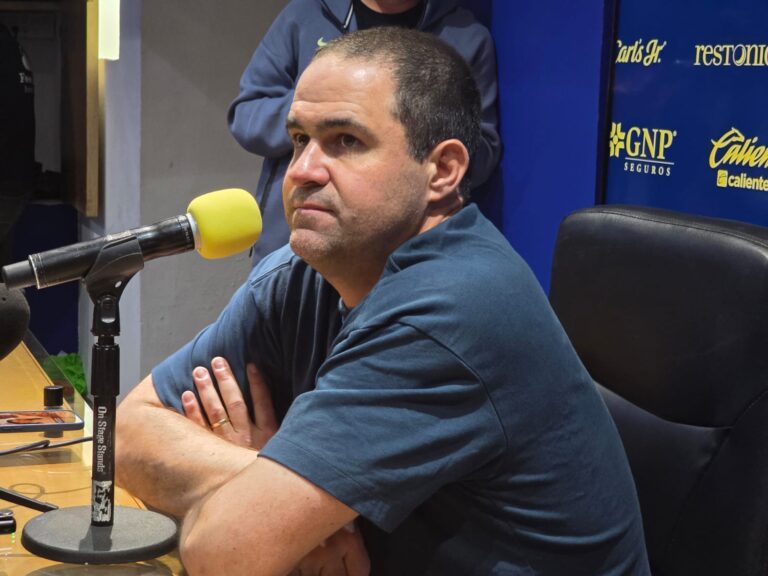 André Jardine molesto por la labor arbitral por posible fractura de Alan Cervantes.