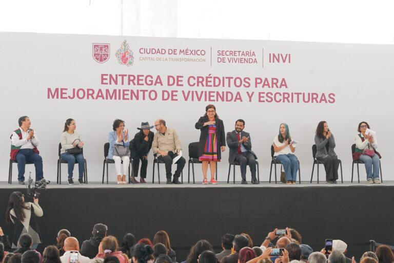 Brugada entrega 6 mil créditos para mejoramiento de vivienda; propone instalar ecotecnologías en los hogares