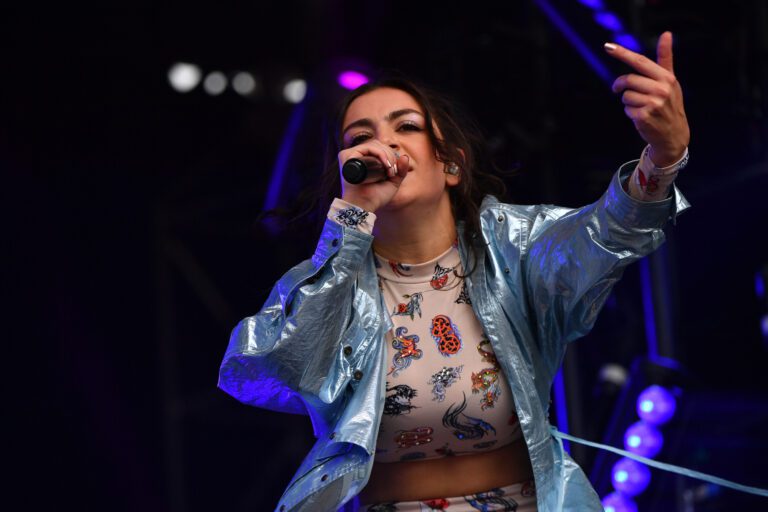 Charli XCX podría actuar en nueva adaptación de “Narnia”
