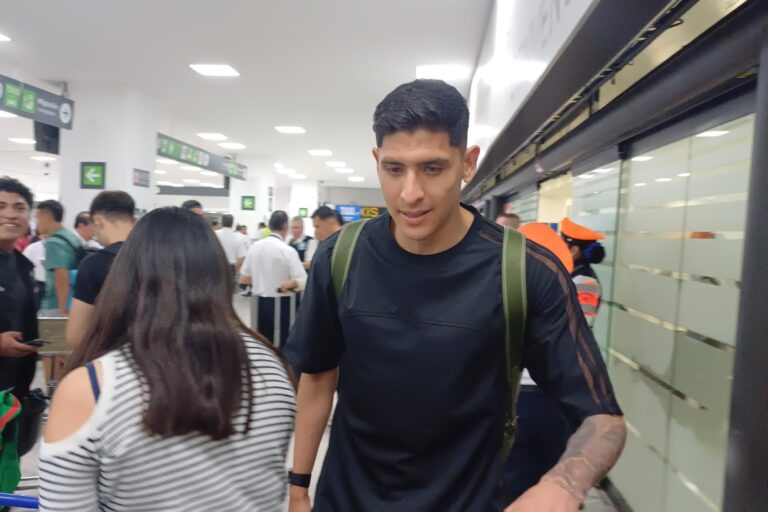 Edson Álvarez llega a Turquía para firmar con el Fenerbahçe