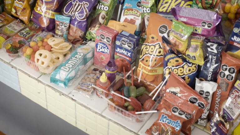 El 98% de las escuelas primarias en México siguen vendiendo comida chatarra, poniendo en riesgo la salud de los infantes