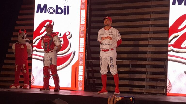 Los Diablos Rojos del México presentaron sus uniformes para la temporada de la LMB.