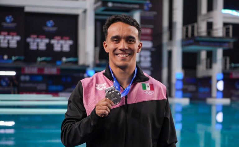 Juan Celaya se cuelga la medalla de plata en la Copa del Mundo de Clavados FOTO CORTESÍA CONADE