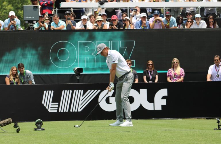 DeChambeau comanda el LIV Golf México tras la primera ronda.