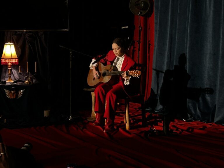 Natalia Lafourcade se presenta como una “Cancionera”