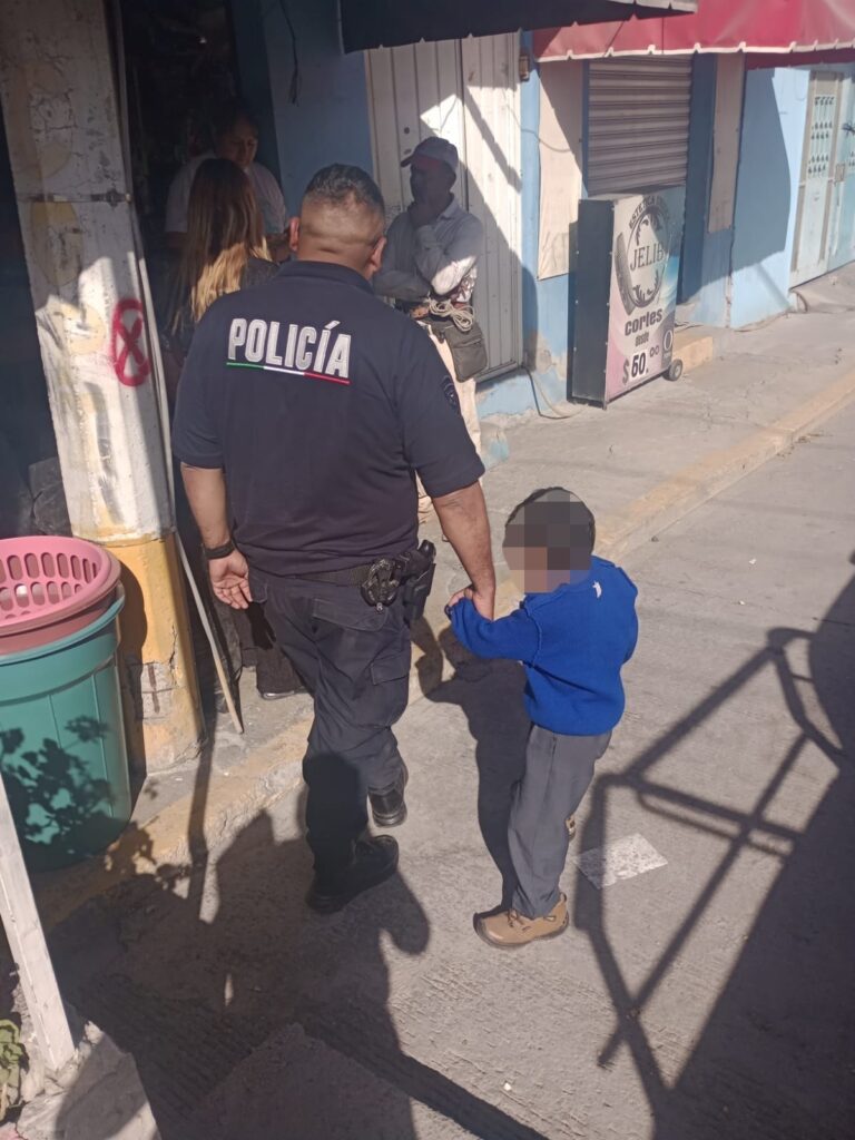 Resguardan elementos policiacos de Ecatepec a menor que deambulaba por calles en Avenida Central