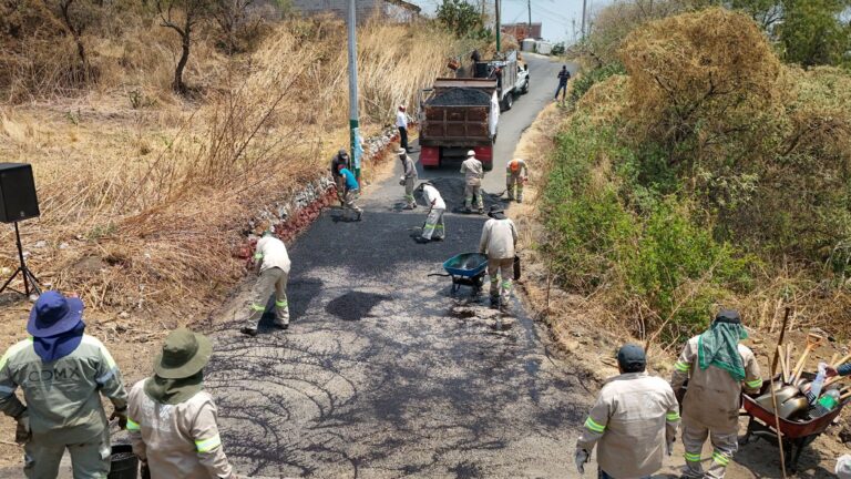 Milpa Alta despliega cuadrillas para tapar 98 baches en San Antonio Tecómitl