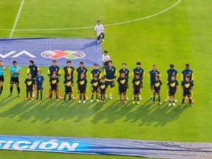Jugadores del América durante la ceremonia previa al inicio del partido. Foto: Arturo Sanguino/ACIR Deportes