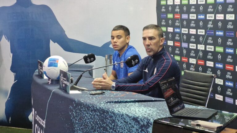 Carlos Rodríguez (izquierda), jugador, y Vicente Sánchez (derecha), director técnico de Cruz Azul. Foto: Edgar Flores/ACIR Deportes