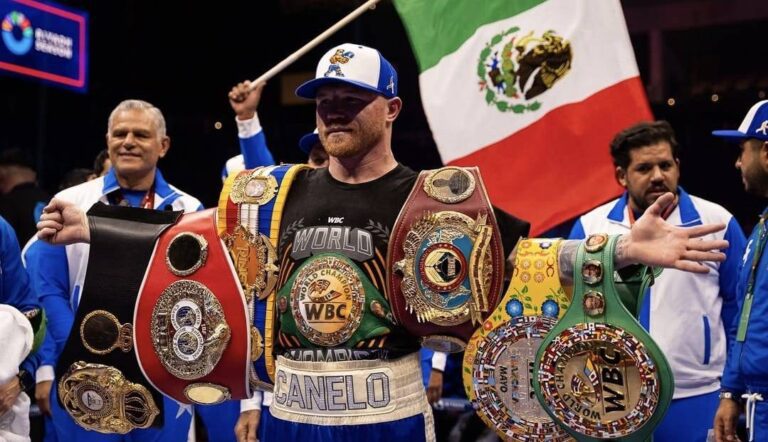 Canelo Álvarez con títulos supermedianos FOTO: CORTESÍA CANELO TEAM