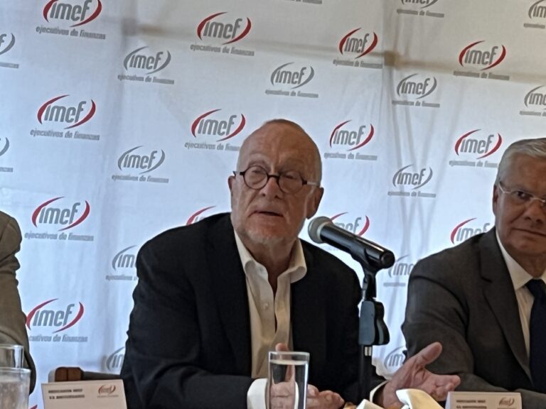 Hay riesgos de que la inflación se vaya al alza y que la economía caiga en recesión, reconoció Banxico