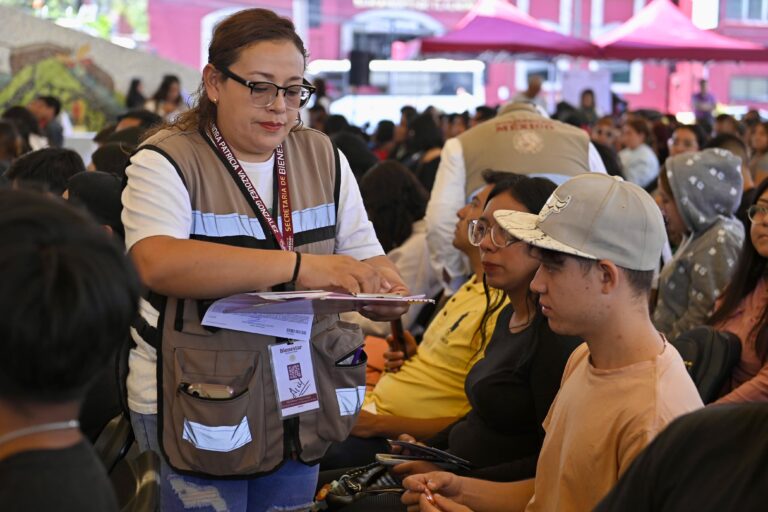 Entregan en Tlalnepantla las tarjetas de los programas para el bienestar