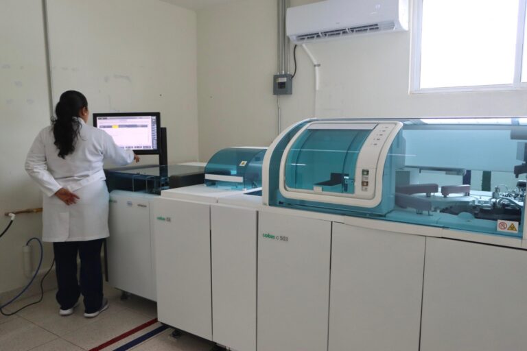 Inauguran laboratorio médico especializado en Nezahualcóyotl
