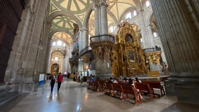 Fieles celebran en la Catedral Metropolitana de la CDMX la elección del Papa León