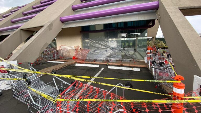 Conductora que cayó en Plaza Lilas se encuentra en coma inducido; PC evaluará instalaciones