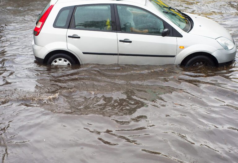 ¿Sabes si tu seguro de auto cubre un siniestro como inundaciones?