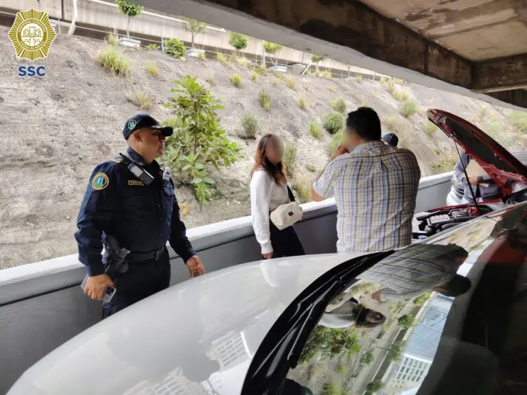 Policías capitalinos acompañan a una mujer a comprar un auto