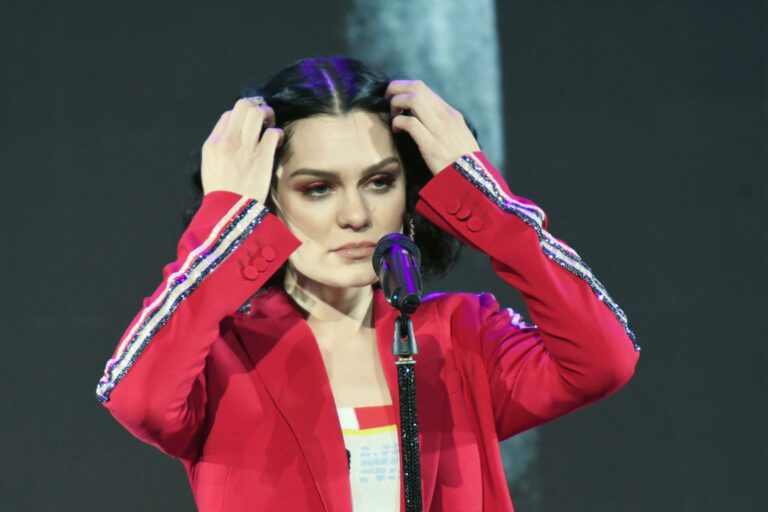 Jessie J comparte con el público su batalla contra el cáncer de mama