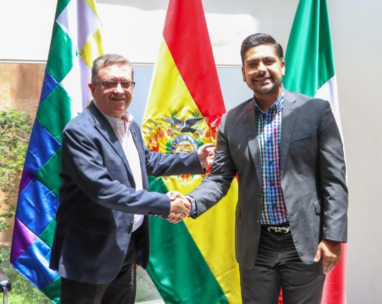 Para promover expresiones culturales se reunieron el Alcalde de Nezahualcóyotl Adolfo Cerqueda y el Embajador de Bolivia José Crespo