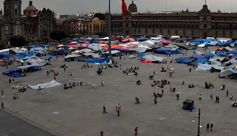 CNTE levanta plantón en el Zócalo de la CDMX