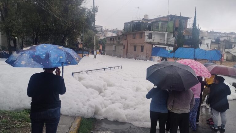 Conagua explica fenómeno de espuma tóxica en calles de Naucalpan