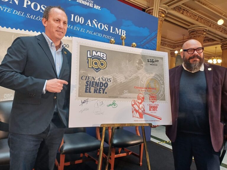 El presidente de la LMB, Horacio de la Vega (izquieda), y el director del Salón de la Fama del Béisbol Mexicano, Francisco Padilla Dávila (derecha); presentan la estampilla postal conmemorativa. Foto: Gabriel Ayala/ACIR Deportes