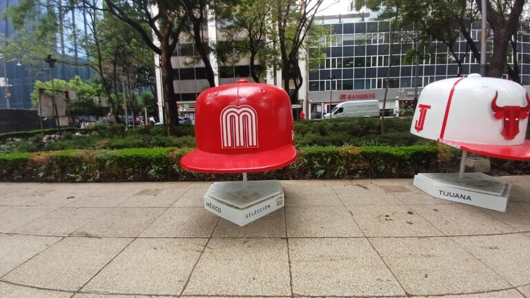 Gorra gigante de la Selección Mexicana de Béisbol decora Paseo de la Reforma. Foto: Gabriel Ayala/ACIR Deportes