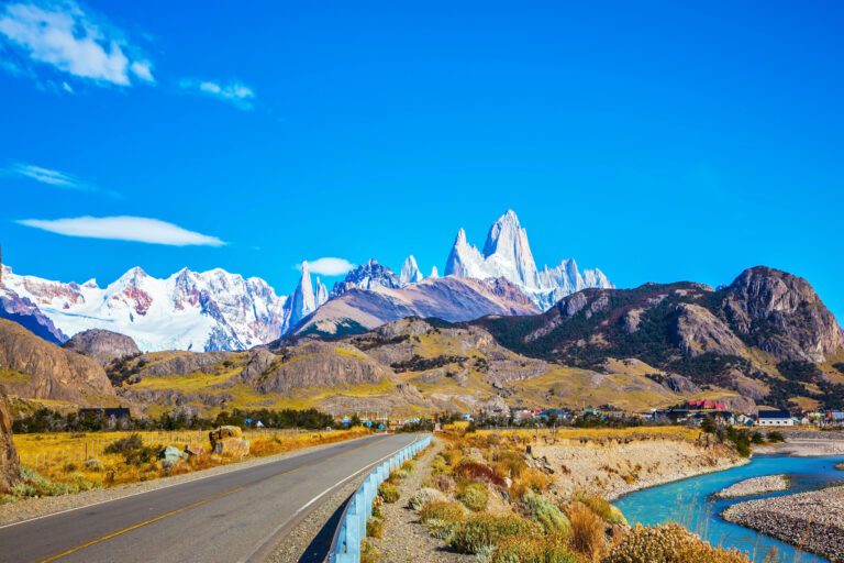 La primavera en la Patagonia argentina ofrece dos joyas a turistas, El Calafate y El Chaltén