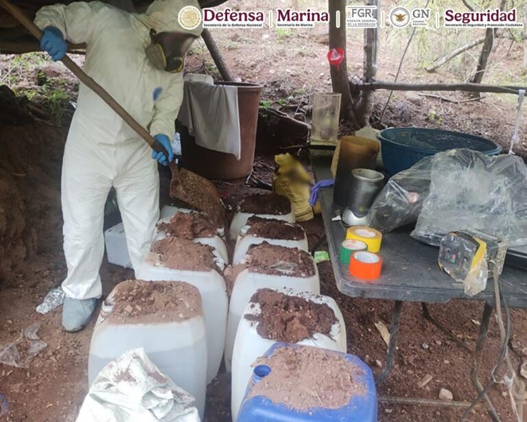 Agentes federales destruyen dos narcolaboratorios en Durango