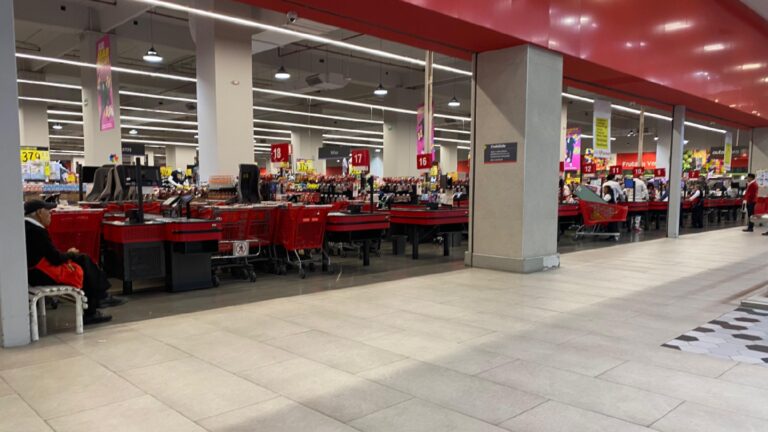 Ley Silla avanza lento en CDMX: empresas dan minutos de descanso, pero no evitan trabajos de pie