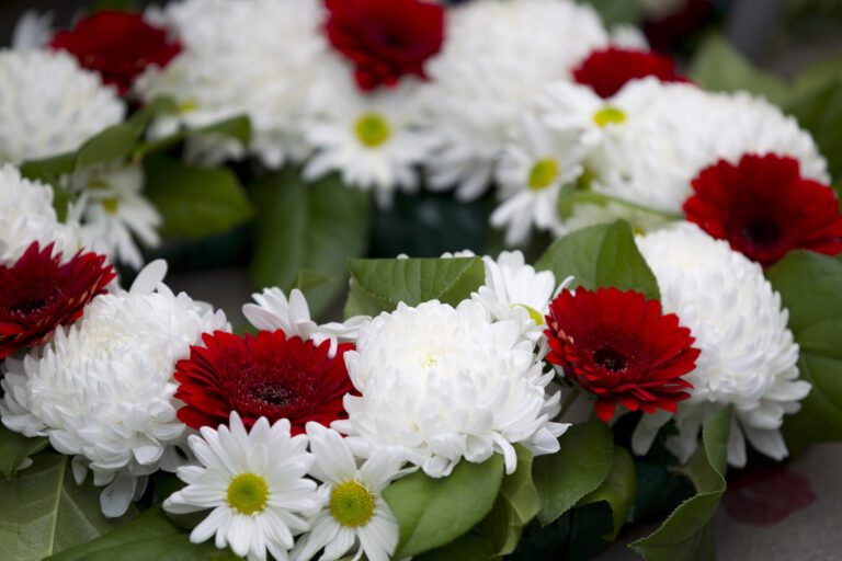 Instalan corona de flores en memorial a 14 años de la tragedia en el Casino Royale