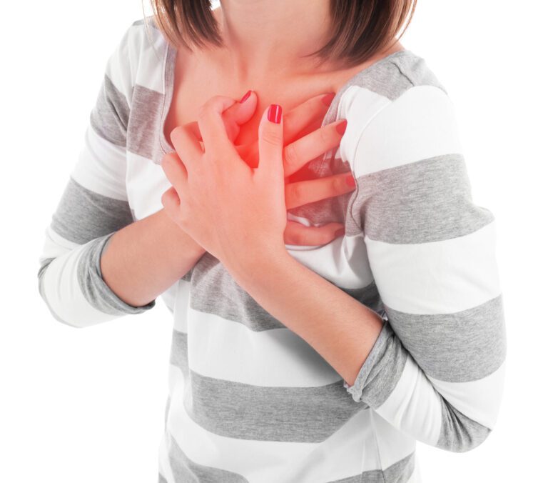¿Cuál es el tiempo indicado para atender síntomas de un probable caso de evento vascular o infarto?