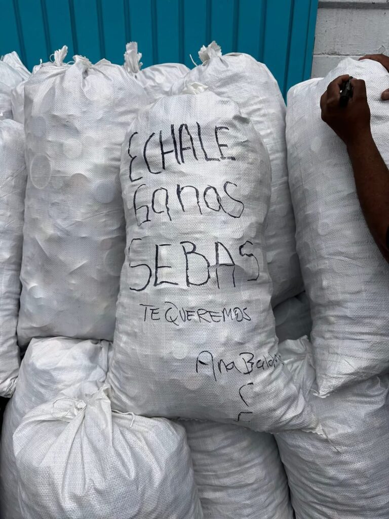 Juntan una tonelada de tapitas de plástico para ayudar a Sebas en su tratamiento contra el cancer