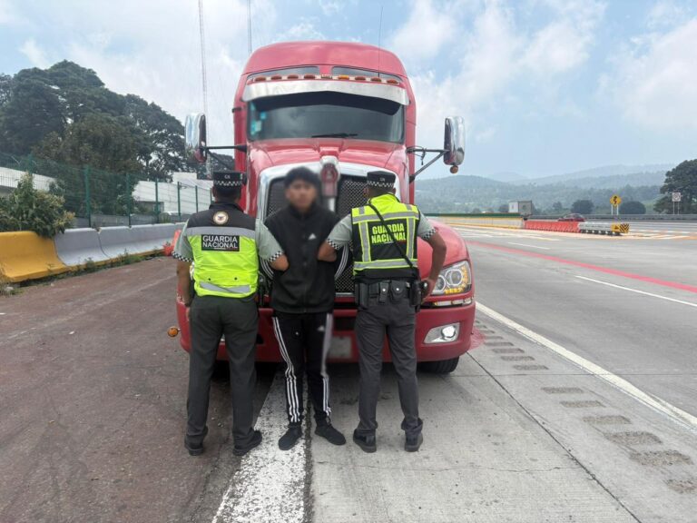 Guardias nacional rescatan a conductor de trailer