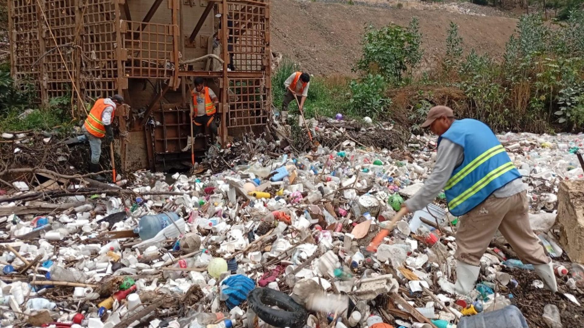 Se han retirado 35 mil toneladas de basura de desagües en el Valle de ...
