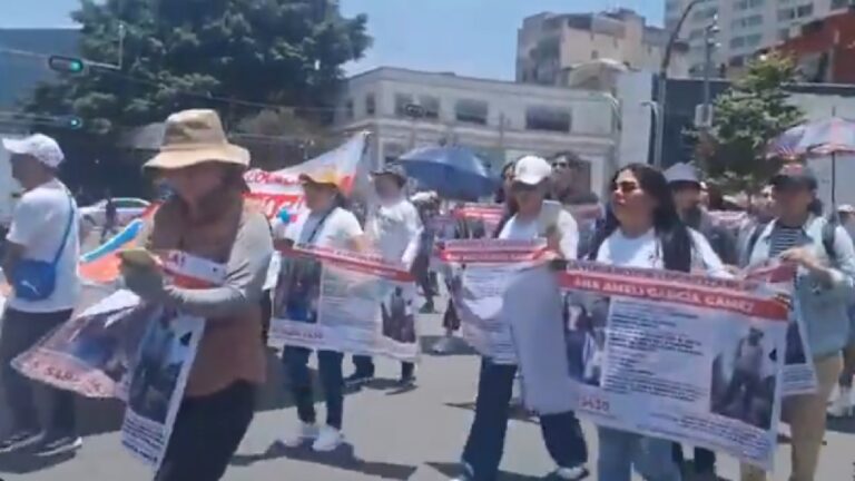 Familiares de Ana Amelí marchan del Ángel al Zócalo para exigir su localización