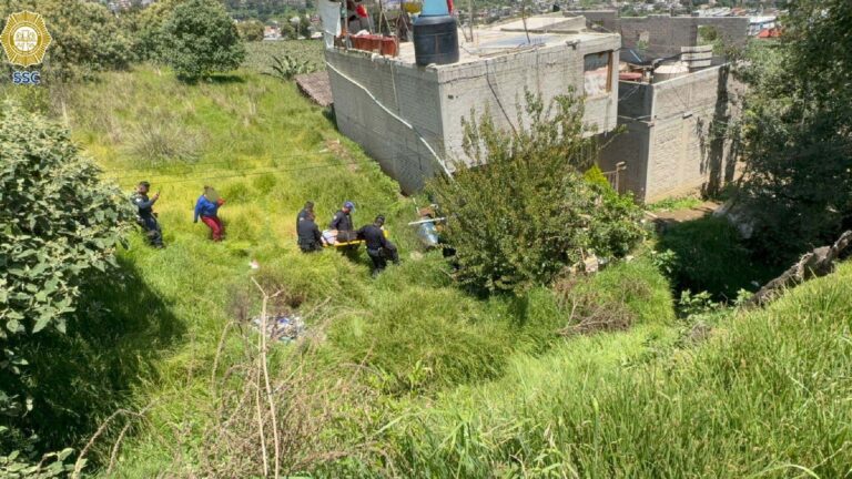 Rescatan a adolescente que cayó en barranco en Milpa Alta