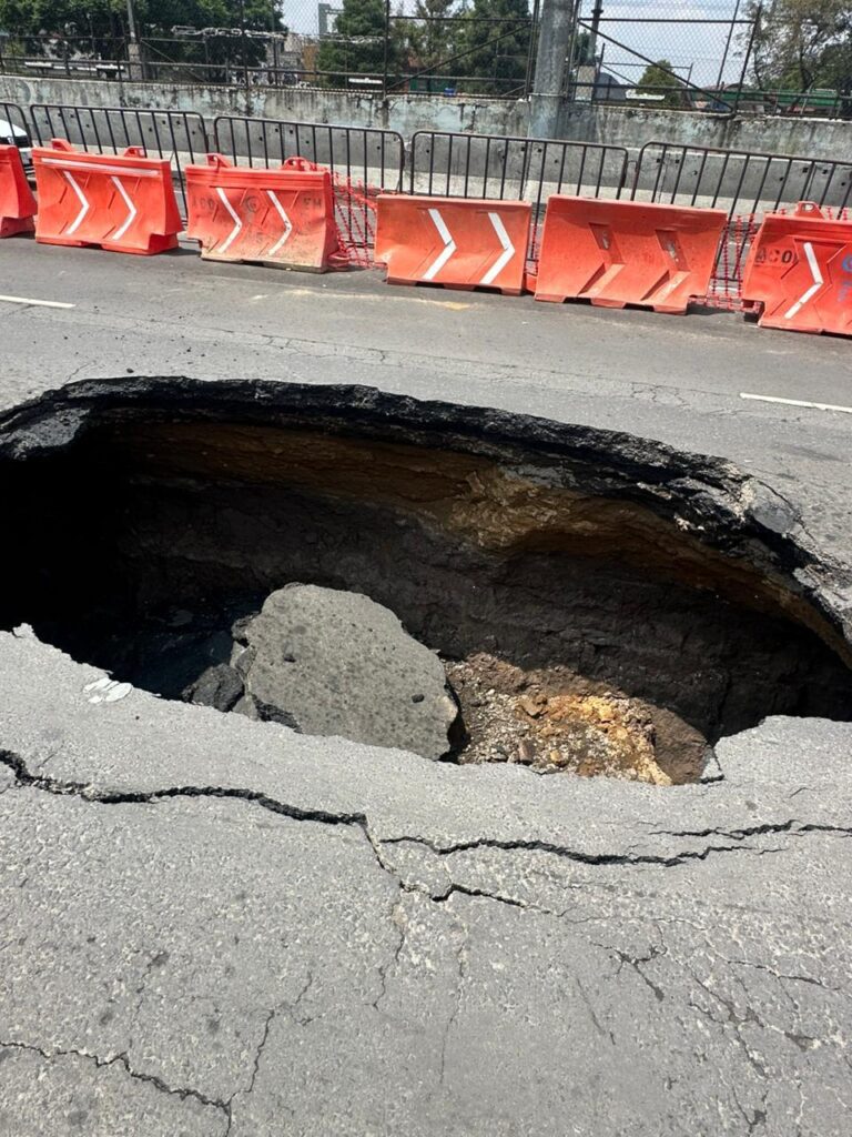 Socavón en Calzada Zaragoza requiere reparación de 14 metros de tubería