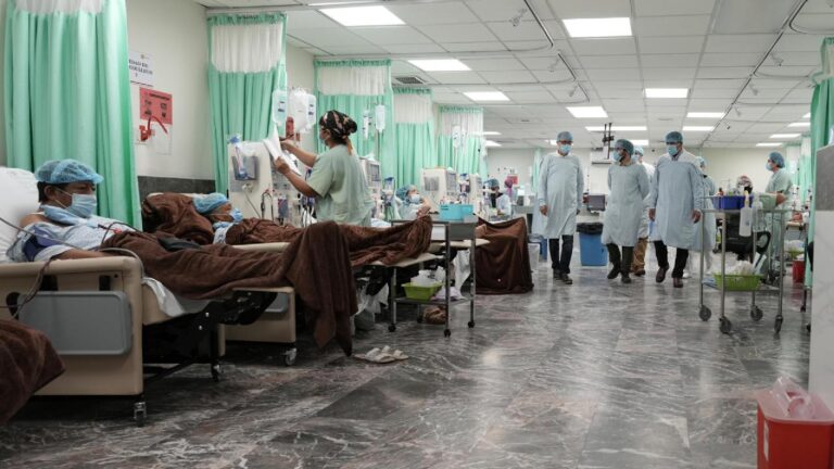 Se duplica población mexicana sin acceso a la salud; hogares gastan más en medicamentos