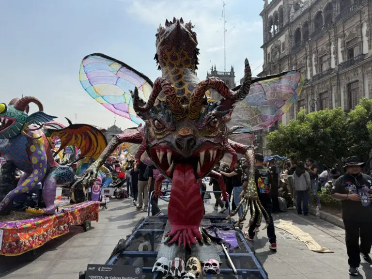 Alebrijes y zombies dan banderazo de salida a celebraciones del Día de Muertos